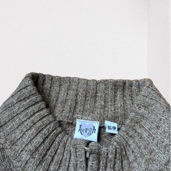 Thrifted vintage brown zip-up, with flower details. - Picture 2 of 3